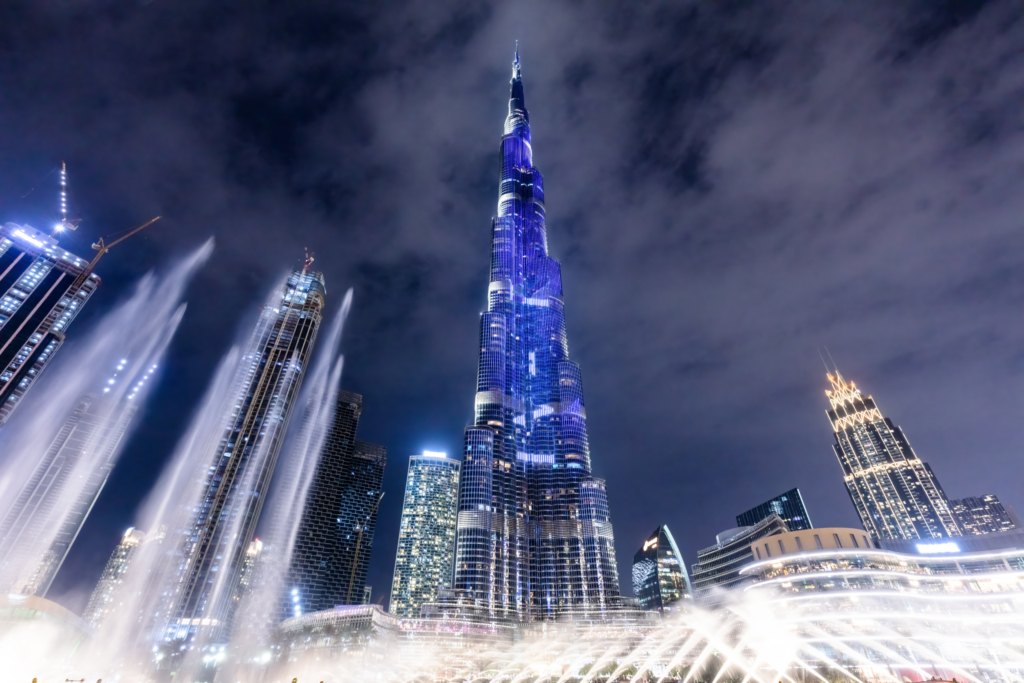 burj khalifa illumination with fountain show in du 2022 12 16 11 04 20 utc